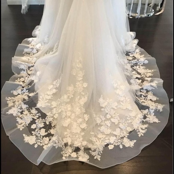 Wedding dress - Picture 3 of 5